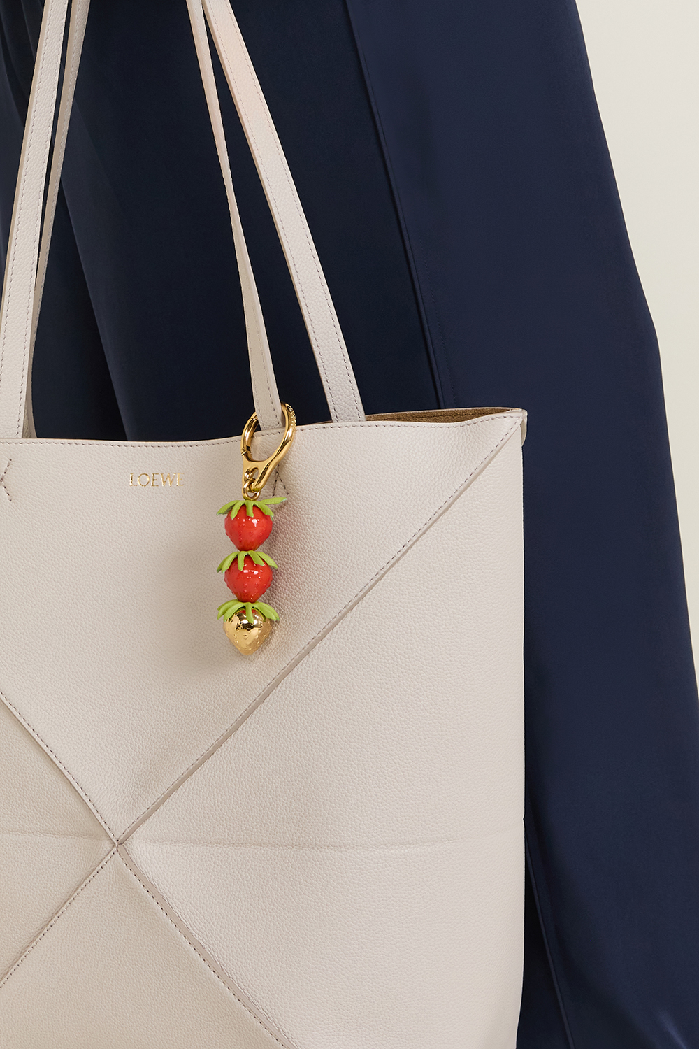 תמונת כל הלוק של צ'ארם תותים